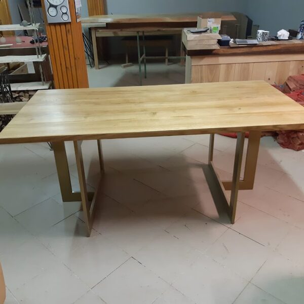 klasisks ozola galds