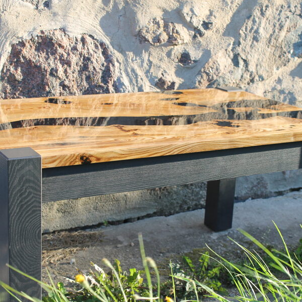 ozola galds ar melnu epoxy